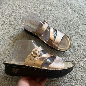 New Alegria Size 40 ‘Colette’ Gold Leather Sandals COL-215 Slides Strappy
